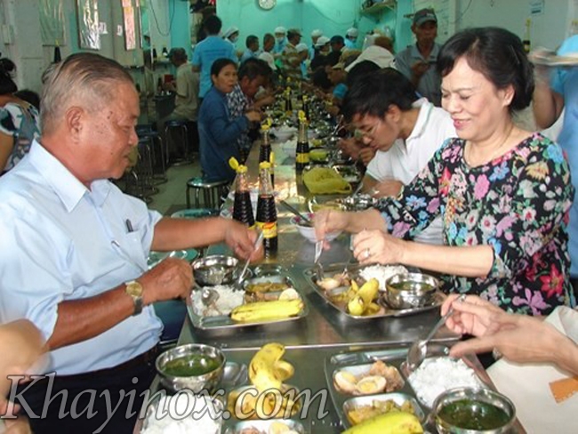 Phu nhân chủ tịch Trương Tấn Sang, giản dị, gần gủi ăn cơm cùng người nghèo 